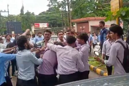ಮಂಗಳೂರು: ನಡು ರಸ್ತೆಯಲ್ಲೇ ‘ಕಾಲೇಜು ವಿದ್ಯಾರ್ಥಿ’ಗಳ ನಡುವೆ ಹೊಡೆದಾಟ