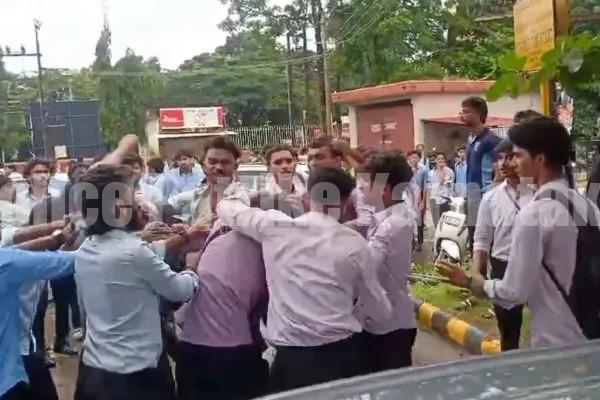 ಮಂಗಳೂರು: ನಡು ರಸ್ತೆಯಲ್ಲೇ ‘ಕಾಲೇಜು ವಿದ್ಯಾರ್ಥಿ’ಗಳ ನಡುವೆ ಹೊಡೆದಾಟ