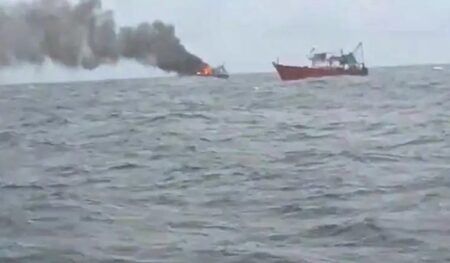 ಮಂಗಳೂರು: ಮೀನುಗಾರಿಕೆಗೆ ತೆರಳಿದ ಬೋಟ್ನಲ್ಲಿ ಕಾಣಿಸಿಕೊಂಡ ಬೆಂಕಿ; 10 ಮೀನುಗಾರರ ರಕ್ಷಣೆ..!