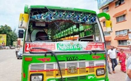 ಮಂಗಳೂರು : ಕಾಂಗ್ರೆಸ್ ಪ್ರತಿಭಟನೆ, ಬಸ್ಗೆ ಕಲ್ಲು ತೂರಾಟ, ಟೈರಿಗೆ ಬೆಂಕಿ