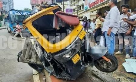 ಮಂಗಳೂರು: ಬಸ್ ಸಂಚಾರದಲ್ಲಿದ್ದಾಗಲೇ ಕುಸಿದುಬಿದ್ದ ಚಾಲಕ..! ಬಸ್ ಡಿಕ್ಕಿ ಆಟೋ ಅಪ್ಪಚ್ಚಿ