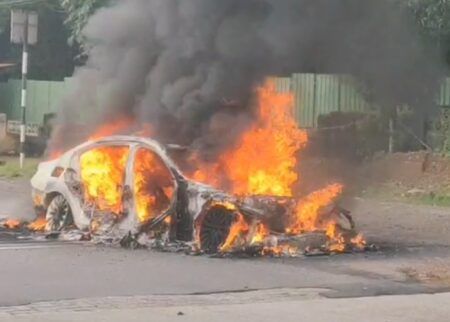 ಸುರತ್ಕಲ್ ಎನ್ ಐ.ಟಿ.ಕೆ ಸಮೀಪ ರಾಷ್ಟ್ರೀಯ ಹೆದ್ದಾರಿಯಲ್ಲಿ ಧಗಧಗನೆ ಹೊತ್ತಿ ಉರಿದ ಕಾರು