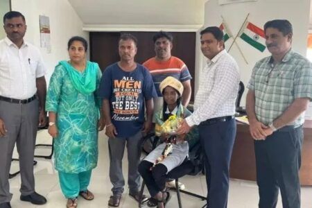 ಮಂಗಳೂರು: ಅಪಘಾತದ ವೇಳೆ ಆಟೋ ರಿಕ್ಷಾ ಎತ್ತಿ ತಾಯಿಯ ರಕ್ಷಿಸಿದ ಬಾಲಕಿಗೆ ಜಿಲ್ಲಾಧಿಕಾರಿಯಿಂದ ಸನ್ಮಾನ