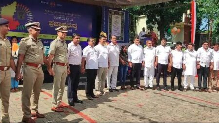 ಮಂಗಳೂರು: ಅಂತಾರಾಷ್ಟ್ರೀಯ ಪ್ರಜಾಪ್ರಭುತ್ವ ದಿನಾಚರಣೆ – ಮಾನವ ಸರಪಳಿಗೆ ಕೈಜೋಡಣೆ