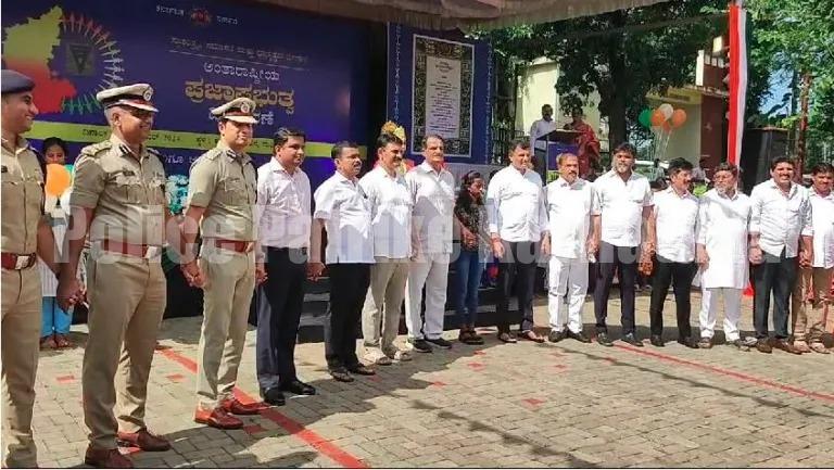 ಮಂಗಳೂರು: ಅಂತಾರಾಷ್ಟ್ರೀಯ ಪ್ರಜಾಪ್ರಭುತ್ವ ದಿನಾಚರಣೆ – ಮಾನವ ಸರಪಳಿಗೆ ಕೈಜೋಡಣೆ