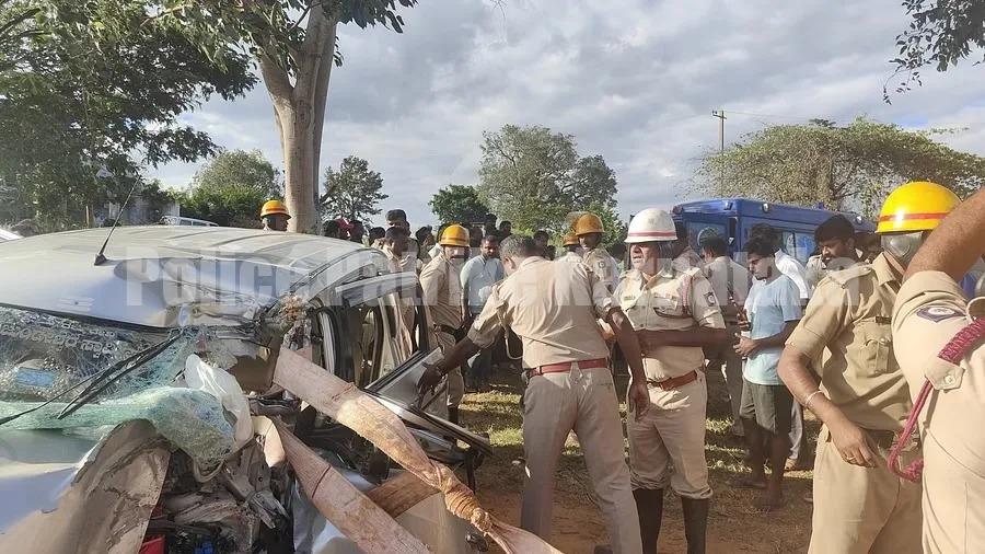 ಚಾಲಕನ ನಿಯಂತ್ರಣ ತಪ್ಪಿ ಮರಕ್ಕೆ ಕಾರು ಡಿಕ್ಕಿ – ಒಂದೇ ಕುಟುಂಬದ ಐವರ ದುರ್ಮರಣ