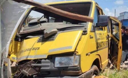 ಉಡುಪಿ : ವಿದ್ಯುತ್ ಕಂಬಕ್ಕೆ ಶಾಲಾ ವಾಹನ ಢಿಕ್ಕಿ..!