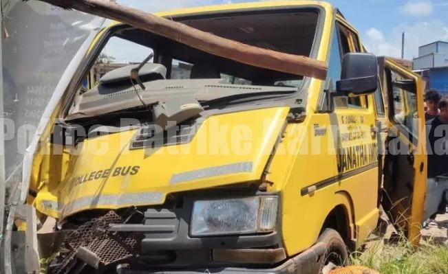 ಉಡುಪಿ : ವಿದ್ಯುತ್ ಕಂಬಕ್ಕೆ ಶಾಲಾ ವಾಹನ ಢಿಕ್ಕಿ..!