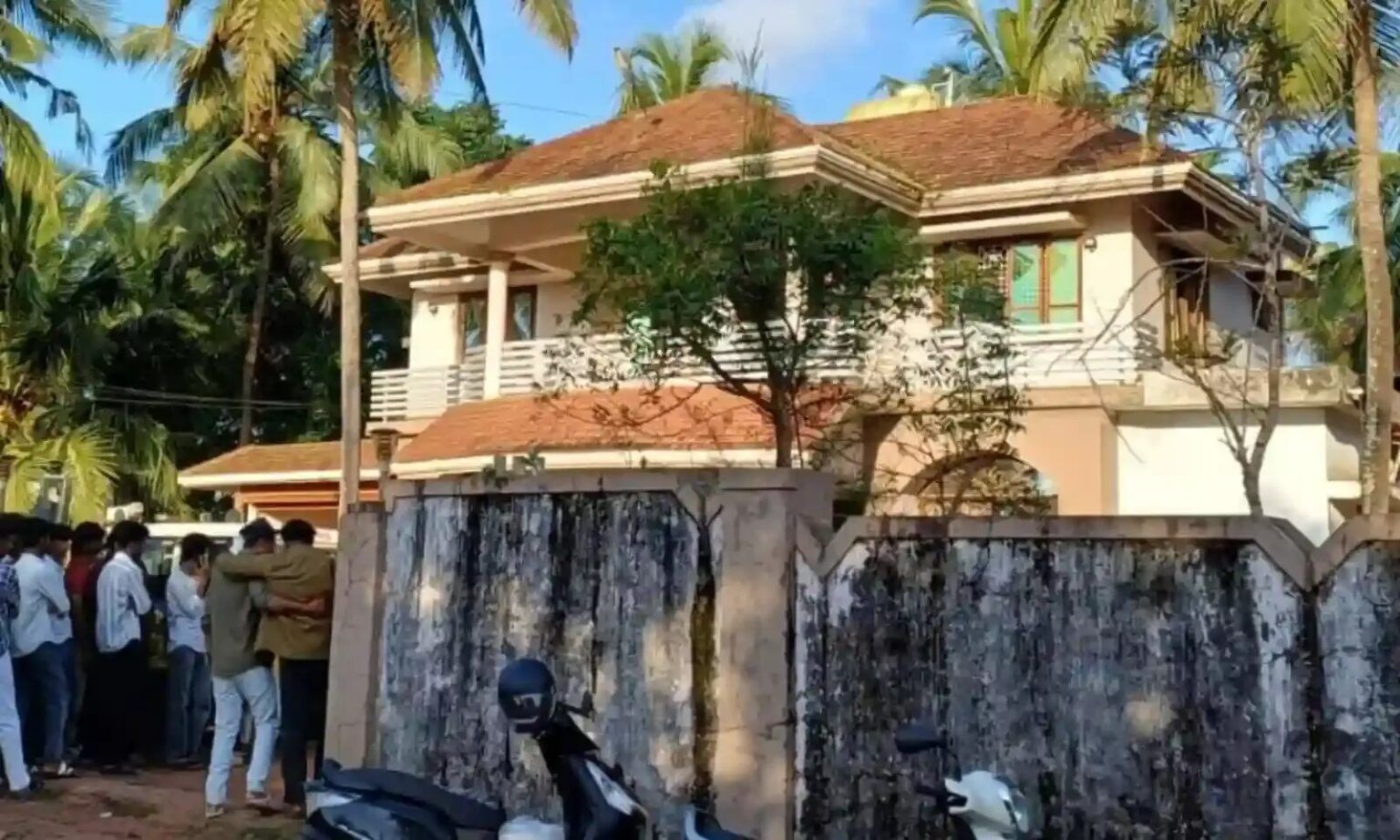 ಮನೆ ಮೇಲೆ ಪೊಲೀಸರಿಂದ ದಾಳಿ : ಕೋಟ್ಯಾಂತರ ರೂ. ಮೌಲ್ಯದ ಡ್ರಗ್ ವಶ..!