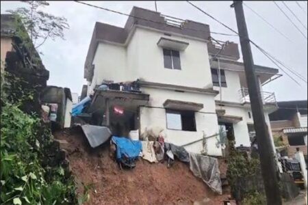 ಉಳ್ಳಾಲ: ಮನೆ ಅವರಣಗೋಡೆ ಕುಸಿತ- ಅತಂಕದಲ್ಲಿ ಮನೆ ಮಂದಿ