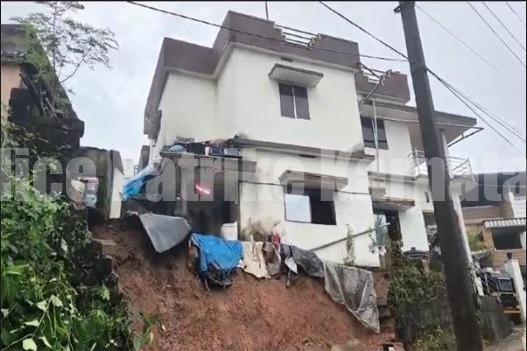 ಉಳ್ಳಾಲ: ಮನೆ ಅವರಣಗೋಡೆ ಕುಸಿತ- ಅತಂಕದಲ್ಲಿ ಮನೆ ಮಂದಿ