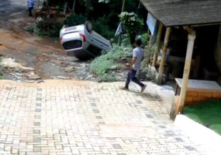 ಪುತ್ತೂರು: ಚಾಲಕನ ನಿಯಂತ್ರಣ ತಪ್ಪಿ ಪಲ್ಟಿಯಾದ ಕಾರು..!