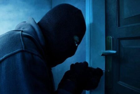 ಪೊಲೀಸ್ ಠಾಣೆಯೆದುರೇ ಸರಣಿ ಕಳ್ಳತನ- 6 ಫ್ಲ್ಯಾಟ್ ಗಳಿಗೆ ನುಗ್ಗಿದ ಕಳ್ಳರು