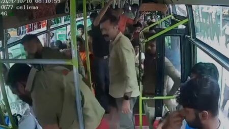 ಮಂಗಳೂರು: ಪ್ರಯಾಣಿಕರ ಕಣ್ಮುಂದೆಯೇ ರೌಡಿಗಳಂತೆ ಬಡಿದಾಡಿಕೊಂಡ ಖಾಸಗಿ ಬಸ್ ಕಂಡಕ್ಟರ್ ಗಳು