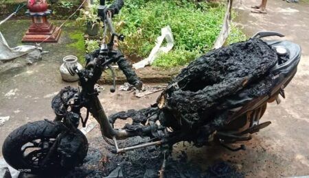 ಮಂಗಳೂರು: TVS ಸ್ಕೂಟರ್ ಬೆಂಕಿಗಾಹುತಿ- ತಪ್ಪಿದ ಅನಾಹುತ..!