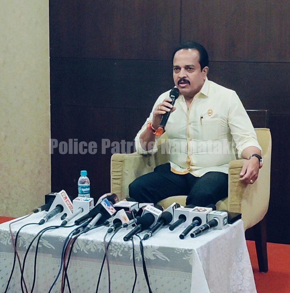 ಪುತ್ತೂರು: (ನ.2) ರೈ ಎಸ್ಟೇಟ್ ಚಾರಿಟೇಬಲ್ ಟ್ರಸ್ಟ್ ವತಿಯಿಂದ ಶಾಸಕ ಅಶೋಕ್ ಕುಮಾರ್ ರೈ ನೇತೃತ್ವದ ‘ಅಶೋಕ ಜನ-ಮನ 2024’ ವಸ್ತ್ರವಿತರಣಾ ಕಾರ್ಯಕ್ರಮ