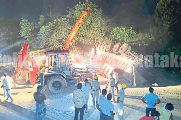 ಉಡುಪಿ : ಸಿಮೆಂಟ್ ಟ್ರಕ್ ಪಲ್ಟಿ, ಚಾಲಕ ಮೃತ್ಯು…!