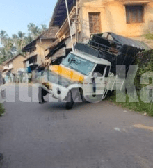 ಮುಲ್ಕಿ: ಚರಂಡಿಯಲ್ಲಿ ಹೂತು ಹೋದ 407 ಟೆಂಪೋ – ಮಹಿಳೆ ಪವಾಡ ಸದೃಶ ಪಾರು