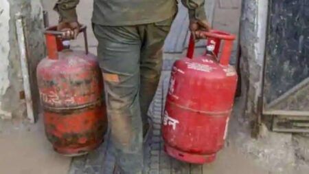 ದೀಪಾವಳಿ ಹೊತ್ತಲ್ಲೇ ಗ್ರಾಹಕರಿಗೆ ಬಿಗ್ ಶಾಕ್: ಗ್ಯಾಸ್ ಸಿಲಿಂಡರ್ ದರ ಹೆಚ್ಚಳ