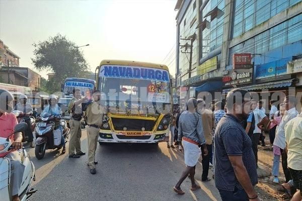 ಮಂಗಳೂರು: ಬಸ್ಗಳ ನಡುವಿನ ಪೈಪೋಟಿಯಿಂದ ಅಪಘಾತ- ಪಾದಚಾರಿಗಳಿಗೆ ಗಾಯ..!