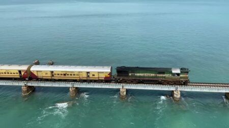 ರೈಲಿನಿಂದ ಹೊಳೆಗೆ ಹಾರಿ ತಪ್ಪಿಸಿಕೊಳ್ಳಲು ಯತ್ನಿಸಿದ ಆರೋಪಿ : ನೀರಿಗೆ ಹಾರಿ ಬಂಧಿಸಿದ ಪೊಲೀಸರು