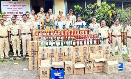 ಕಾರ್ಕಳ: ಮನೆಗೆ ದಾಳಿ ನಡೆಸಿದ ಅಬಕಾರಿ ಇಲಾಖೆ – ಲಕ್ಷಾಂತರ ರೂ. ಮೌಲ್ಯದ ಅಕ್ರಮ ಮದ್ಯ ವಶಕ್ಕೆ