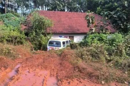 ಉಪ್ಪಿನಂಗಡಿ: ಚಾಲಕನ ನಿಯಂತ್ರಣ ತಪ್ಪಿ ಮನೆ ಅಂಗಳಕ್ಕೆ ನುಗ್ಗಿದ ಆಂಬ್ಯುಲೆನ್ಸ್..!