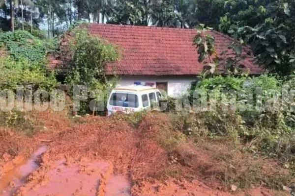 ಉಪ್ಪಿನಂಗಡಿ: ಚಾಲಕನ ನಿಯಂತ್ರಣ ತಪ್ಪಿ ಮನೆ ಅಂಗಳಕ್ಕೆ ನುಗ್ಗಿದ ಆಂಬ್ಯುಲೆನ್ಸ್..!