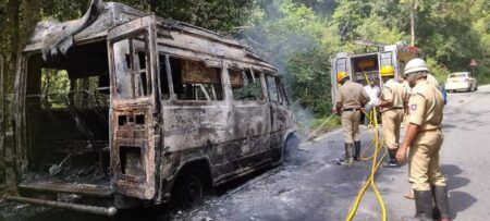 ಕಾರ್ಕಳ: ಕುದುರೆಮುಖದಲ್ಲಿ ಹೊತ್ತಿ ಉರಿದ ಟೂರಿಸ್ಟ್ ಬಸ್