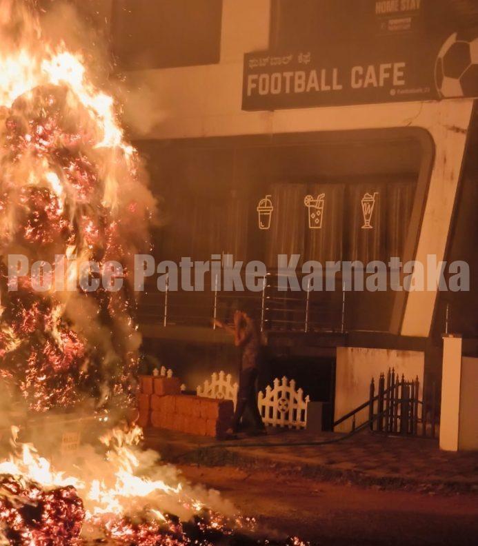 ಹೊತ್ತಿ ಉರಿದ ತೆಂಗಿನ ಕಾಯಿ ನಾರು ಸಾಗಿಸುತ್ತಿದ್ದ ವಾಹನ
