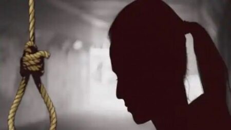 ನೇಣು ಬಿಗಿದು ವಿದ್ಯಾರ್ಥಿನಿ ಆತ್ಮಹತ್ಯೆ..!