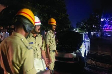 ಮಂಗಳೂರು: ಚಲಿಸುತ್ತಿದ್ದ ಕಾರಿನಲ್ಲಿ ಕಾಣಿಸಿಕೊಂಡ ಬೆಂಕಿ- ಪ್ರಯಾಣಿಕರು ಪಾರು..!