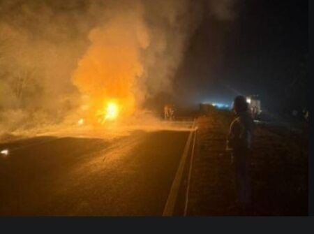 ಉಡುಪಿ: ಭೀಕರ ಅಪಘಾತದಲ್ಲಿ ಹೊತ್ತಿ ಉರಿದ ಲಾರಿ, ದ್ವಿಚಕ್ರ ವಾಹನ; ಓರ್ವ ಗಂಭೀರ