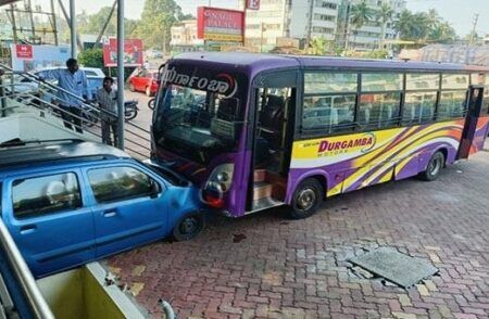 ಚಾಲಕನಿಲ್ಲದೇ ಚಲಿಸಿದ ಬಸ್ ಕಾರಿಗೆ ಡಿಕ್ಕಿ , ಕಾರು ಜಖಂ, ಗಾಬರಿಗೊಂಡ ಜನ