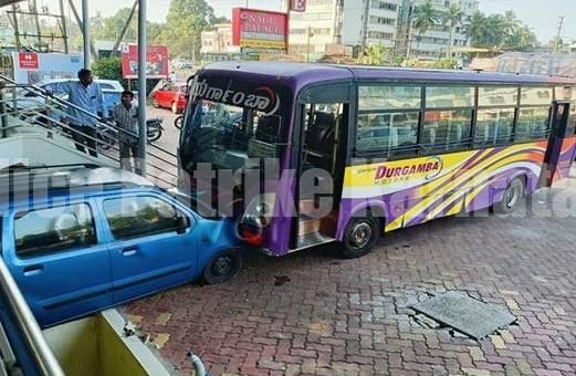 ಚಾಲಕನಿಲ್ಲದೇ ಚಲಿಸಿದ ಬಸ್ ಕಾರಿಗೆ ಡಿಕ್ಕಿ , ಕಾರು ಜಖಂ, ಗಾಬರಿಗೊಂಡ ಜನ