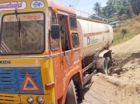 ಕಲ್ಲಡ್ಕದಲ್ಲಿ ಚರಂಡಿಗೆ ಬಿದ್ದ ಟ್ಯಾಂಕರ್..! ಡೀಸೆಲ್ ಸೋರಿಕೆ – ಸಂಚಾರ ಅಸ್ತವ್ಯಸ್ತ