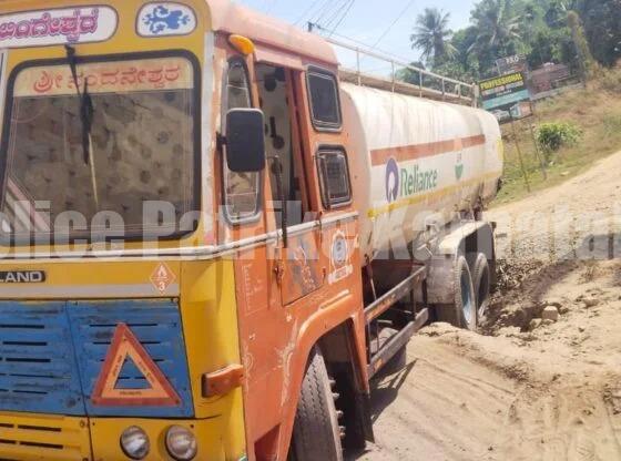 ಕಲ್ಲಡ್ಕದಲ್ಲಿ ಚರಂಡಿಗೆ ಬಿದ್ದ ಟ್ಯಾಂಕರ್..! ಡೀಸೆಲ್ ಸೋರಿಕೆ – ಸಂಚಾರ ಅಸ್ತವ್ಯಸ್ತ