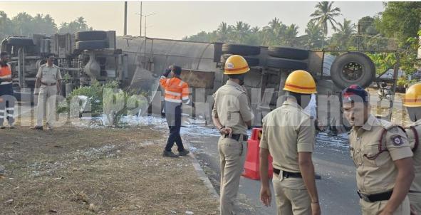 ಉಡುಪಿ: ರಾಷ್ಟೀಯ ಹೆದ್ದಾರಿಯಲ್ಲಿ ಗ್ಯಾಸ್ ಟ್ಯಾಂಕರ್ ಪಲ್ಟಿ..!