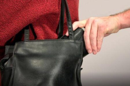 ಬಂಟ್ವಾಳ: ಬಸ್ನಲ್ಲಿ ಪ್ರಯಾಣಿಸುತ್ತಿದ್ದ ಮಹಿಳೆಯ ಬ್ಯಾಗ್ನಿಂದ ನಗ-ನಗದು ಕಳವು..!