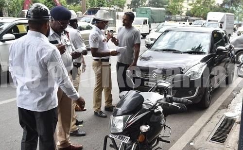 ವಾಹನ ಸವಾರರೇ ಗಮನಿಸಿ : ಯಾವ `ಸಂಚಾರ ನಿಯಮ’ ಉಲ್ಲಂಘಿಸಿದ್ರೆ ಎಷ್ಟು ದಂಡ? ಇಲ್ಲಿದೆ ಸಂಪೂರ್ಣ ಪಟ್ಟಿ