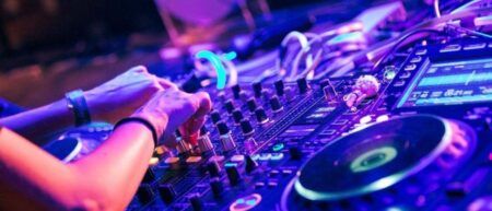 ಮೆಹಂದಿ ಕಾರ್ಯಕ್ರಮದಲ್ಲಿ ಅನಧಿಕೃತ ಸಂಗೀತ: ಪೊಲೀಸರು ಆಯೋಜಕರ ವಿರುದ್ಧ ಕ್ರಮ