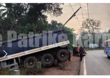 ವಿದ್ಯುತ್ ಕಂಬಕ್ಕೆ ಗೂಡ್ಸ್ ಲಾರಿ ಡಿಕ್ಕಿ