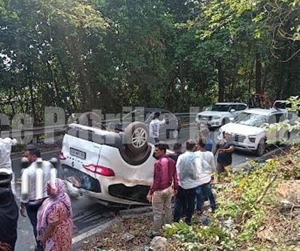 ಆಗುಂಬೆ ಘಾಟ್ನ 7ನೇ ತಿರುವಿನಲ್ಲಿ ಕಾರು ಪಲ್ಟಿ- ದಂಪತಿ ಪವಾಡಸದೃಶ ಪಾರು