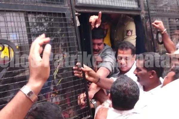 ಮಂಗಳೂರು: ಜೈಲಿಗೆ ನುಗ್ಗಲು ಯತ್ನಿಸಿದ ಬಿಜೆಪಿ ಕಾರ್ಯಕರ್ತರನ್ನು ವಶಕ್ಕೆ ಪಡೆದ ಪೊಲೀಸರು..!!