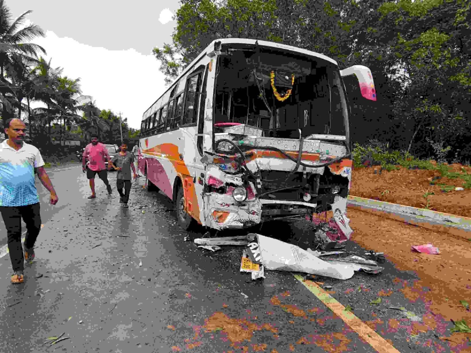 ಕಾರ್ಕಳ: ಬಸ್-ಪಿಕ್ ಆಪ್ ಭೀಕರ ಅಪಘಾತ- ಹಲವರಿಗೆ ಗಾಯ