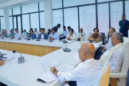 ಕೊರೋನಾ ಹೆಚ್ಚಳ ಹಿನ್ನೆಲೆ ವೃದ್ಧರು, ಗರ್ಭಿಣಿಯರು ಮಾಸ್ಕ್ ಧರಿಸುವುದು ಕಡ್ಡಾಯ : CM ಸಿದ್ದರಾಮಯ್ಯ ಸೂಚನೆ