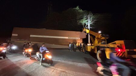 ಮಂಗಳೂರು: ಕಂಟೈನರ್ ಲಾರಿ ಮರಕ್ಕೆ ಡಿಕ್ಕಿ..!