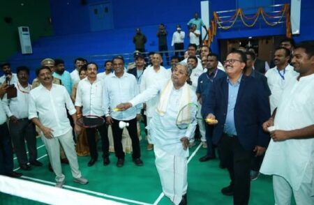 ಮಂಗಳೂರು : ಬ್ಯಾಡ್ಮಿಂಟನ್’ ಆಡಿದ ಸಿಎಂ ಸಿದ್ದರಾಮಯ್ಯ