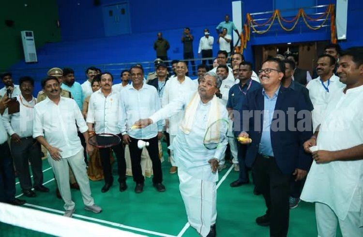 ಮಂಗಳೂರು : ಬ್ಯಾಡ್ಮಿಂಟನ್’ ಆಡಿದ ಸಿಎಂ ಸಿದ್ದರಾಮಯ್ಯ
