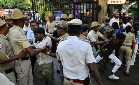 ಚಿನ್ನಸ್ವಾಮಿ ಕ್ರೀಡಾಂಗಣದಲ್ಲಿ ಬಿಕಾಂ ವಿದ್ಯಾರ್ಥಿ ಗಾಯ, ಆರ್ಸಿಬಿ, ಕೆಎಸ್ಸಿಎ ವಿರುದ್ಧ ಪ್ರಕರಣ ದಾಖಲು